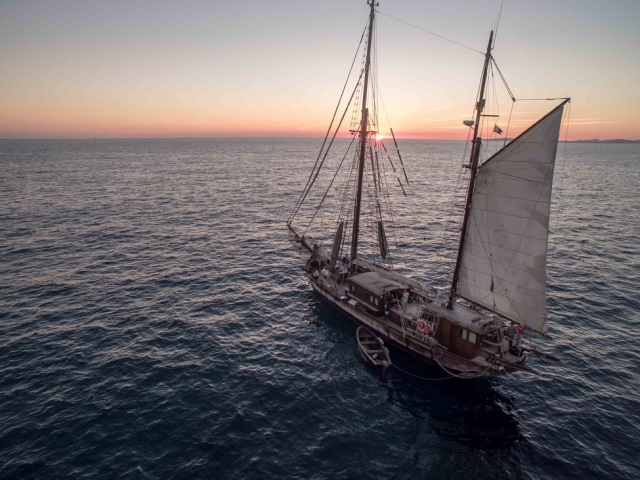 Puesta de sol en velero antiguo.jpg